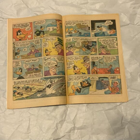VINTAGE DAFFY DUCK COMICS - LOT OF 2 - 1977 - Picture 4 of 6